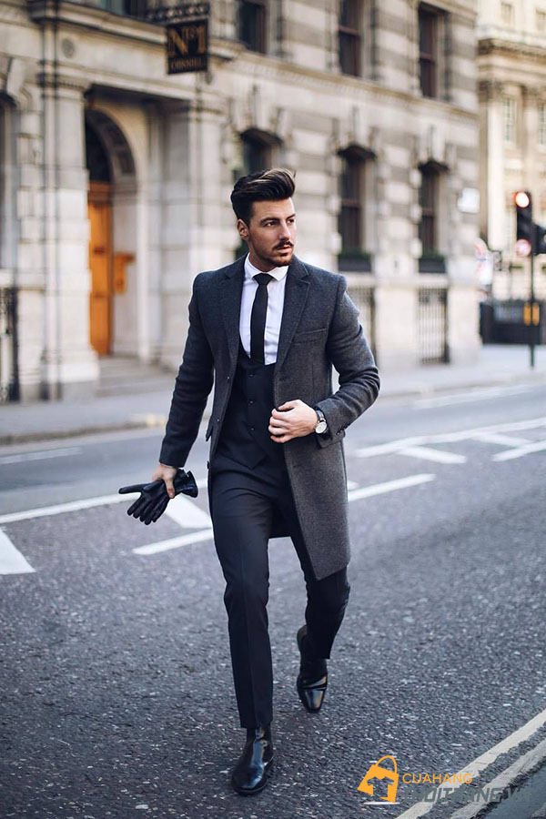 Suit xám đậm kết hợp giày đen